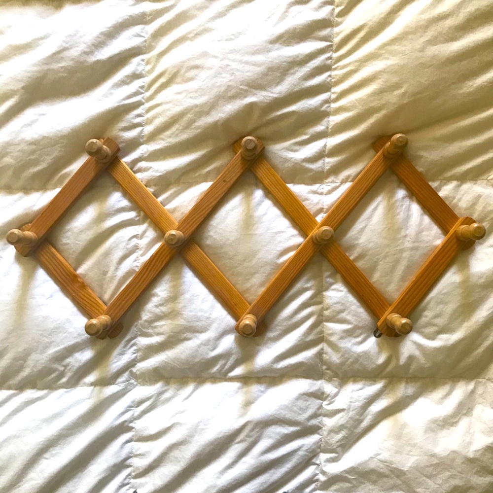Accordion coat rack